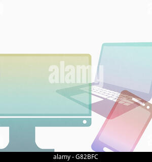 Immagine del monitor del computer con computer portatili e smart phone contro uno sfondo bianco Foto Stock