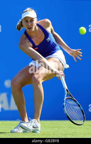 Naomi Broady della Gran Bretagna in azione contro lo Sloane Stephens degli Stati Uniti durante il secondo giorno dell'AEGON International al Devonshire Park, Eastbourne. Foto Stock