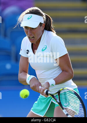 Tennis - 2015 AEGON International - giorno due - Devonshire Park. Johanna Konta della Gran Bretagna in azione contro Zarina Diyas durante il secondo giorno dell'AEGON International al Devonshire Park, Eastbourne. Foto Stock