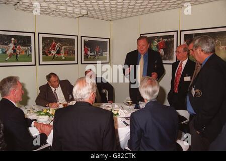 Il presidente della UEFA Lennart Johansson accoglie i sopravvissuti del Manchester United Munich Air crash Foto Stock