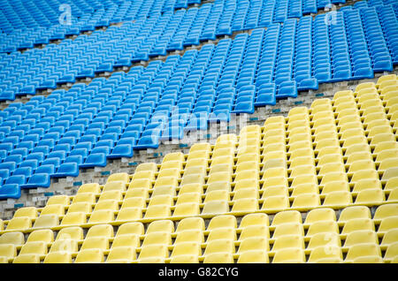 Full frame shot vuoti di giallo e blu di sedi a Stadium Foto Stock
