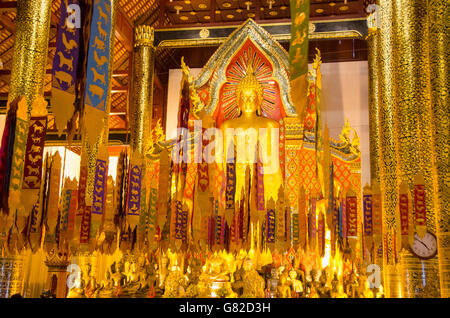 Bandiere di preghiera contro le statue di Buddha in Wat Chedi Luang tempio Foto Stock