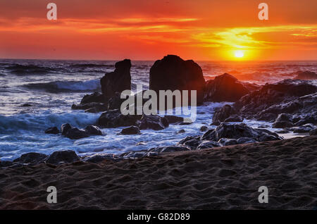 Colorato tramonto sull'Oceano Atlantico vicino a Porto, Portogallo Foto Stock