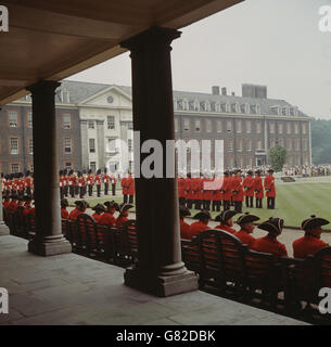 Contingente seduto alla parata annuale del giorno del Fondatore al Royal Hospital di Chelsea, quando la Regina Madre era l'ufficiale di revisione. Foto Stock