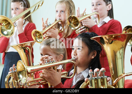 Gruppo di studenti in riproduzione in orchestra della scuola insieme Foto Stock