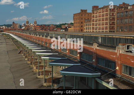 Le banchine di carico storica ferrovia PENN mercato della frutta la costruzione della Strip District centro di Pittsburgh Pennsylvania USA Foto Stock