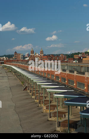Le banchine di carico storica ferrovia PENN mercato della frutta la costruzione della Strip District centro di Pittsburgh Pennsylvania USA Foto Stock