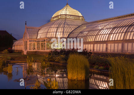 Il giardino acquatico PHIPPS CONSERVATORIO VITTORIANO (©Signore & BURNHAM 1893) GIARDINO BOTANICO OAKLAND PITTSBURGH PENNSYLVANIA USA Foto Stock