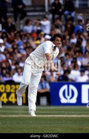 Cricket - The Ashes - Fifth Test - Day Two - Inghilterra / Australia - Old Trafford, Manchester. John Emburey, Inghilterra Foto Stock