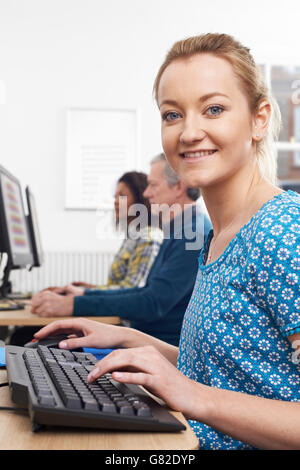 Ritratto di donna che frequentano Classe Computer Foto Stock