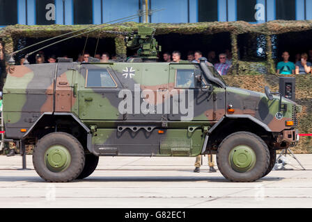 BURG / GERMANIA - Giugno 25, 2016: corazzate tedesche di fanteria militare veicolo di mobilità, ATF Dingo unità su open day in barrack burg Foto Stock