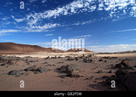 Deserto, Algeria, rocce bianche, montagne, cielo blu, il bianco delle nuvole, spazio copia shadow, rocce, rocce nere, sabbia, erosione, solitario, Foto Stock