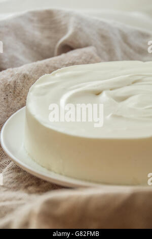 La vaniglia bavarese torta con crema di formaggio e panna montata. Piastra bianca. Close up. Foto Stock