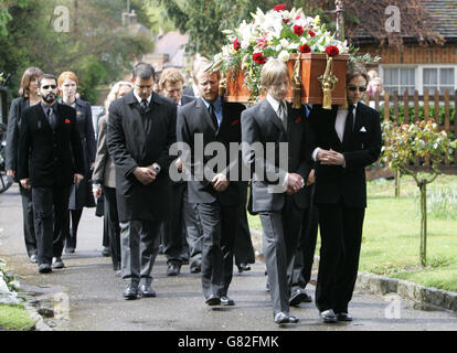 I pianori seguono la bara di Sir John Mills al funerale dell'attore vincitore dell'Oscar. Foto Stock