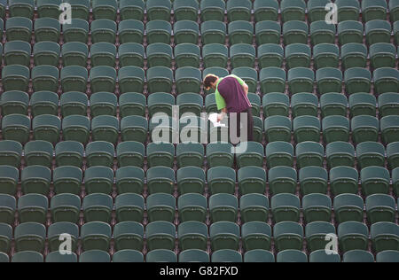 Il personale del Ground pulisce il campo numero 2 durante il terzo giorno del Wimbledon Championships presso l'All England Lawn Tennis and Croquet Club, Wimbledon. Foto Stock