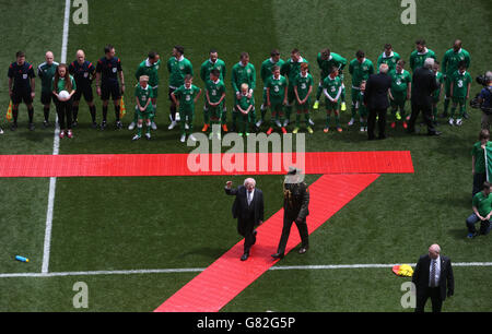 Il presidente della Repubblica d'Irlanda Michael D. Higgins dopo aver incontrato i giocatori prima del amichevole internazionale all'Aviva Stadium, Dublino, Irlanda. Foto Stock