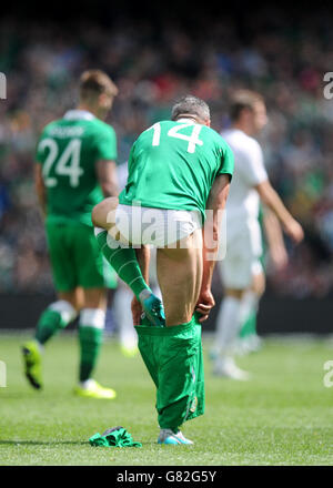 Jonathan Walters della Repubblica d'Irlanda cambia i suoi shorts durante l'amichevole internazionale all'Aviva Stadium, Dublino, Irlanda. PREMERE ASSOCIAZIONE foto. Data immagine: Domenica 7 giugno 2015. Vedi la storia della Repubblica DI CALCIO della PA. Il credito fotografico dovrebbe essere: Martin Rickett/PA Wire. Foto Stock