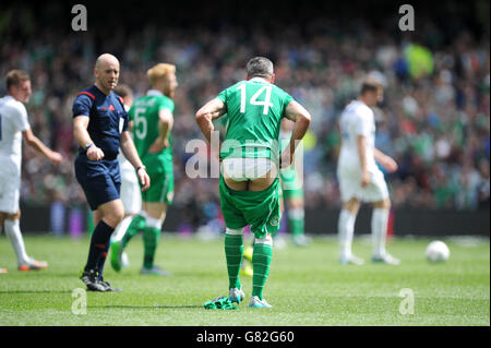 Jonathan Walters della Repubblica d'Irlanda cambia i suoi shorts durante l'amichevole internazionale all'Aviva Stadium, Dublino, Irlanda. PREMERE ASSOCIAZIONE foto. Data immagine: Domenica 7 giugno 2015. Vedi la storia della Repubblica DI CALCIO della PA. Il credito fotografico dovrebbe essere: Martin Rickett/PA Wire. Foto Stock