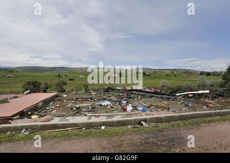 La fondazione di una casa che è stata prelevata e disseminata in piccoli pezzi nelle vicinanze della notte precedente tornado, siede sulla cima di una collina a sud-ovest della città di Berthoud, Colo., Venerdì, Giugno 5, 2015. Una tempesta e un tornado che ha toccato verso il basso nel nord Colorado giovedì notte case danneggiate e portato inondazioni e marmo-grandine di dimensioni di alcune aree. (Foto di AP/Brennan Linsley) Foto Stock