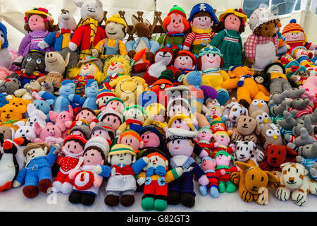 Colorati lavorati a maglia a mano bambole in vendita all'annuale Sagra a Nutley, East Sussex, Regno Unito Foto Stock