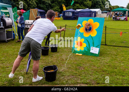 Spugna bagnata gettando al villaggio annuale Fete In Nutley, East Sussex, Regno Unito Foto Stock