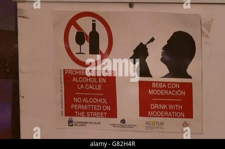 Schermata scattata da PA Video di un cartello sulla striscia di Punta Ballena a Magaluf, Spagna, quando la città vide le nuove e dure regole che scricchiolavano sull'ubriachezza entrare in vigore a mezzanotte - ma il resort ha ancora visto le scene sconosciute che l'hanno resa infame. Foto Stock