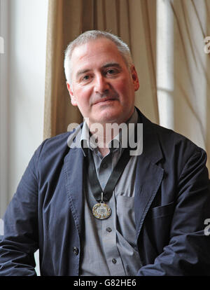 Autore, illustratore e cartoonista politico Chris Riddell si pone per una fotografia dopo essere stato svelato come il nuovo Premio per bambini Waterstones in una cerimonia al BAFTA di Londra. Foto Stock