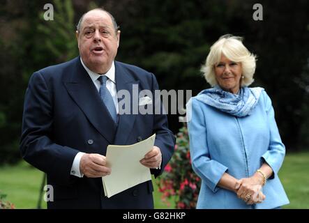 La duchessa di Cornovaglia (a destra) guarda avanti come Sir Nicholas Soames MP (a sinistra) fa un discorso prima di svelare un busto di Sir Winston Churchill nei terreni del Palazzo di Blenheim, Oxfordshire. Foto Stock