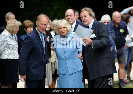 La duchessa di Cornovaglia (al centro) con il duca di Marlborough, Jamie Spencer-Churchill (a destra) e il Garden designer Kim Wilkie (a sinistra) prima di svelare un busto di Sir Winston Churchill nei giardini di Blenheim Palace, Oxfordshire. Foto Stock