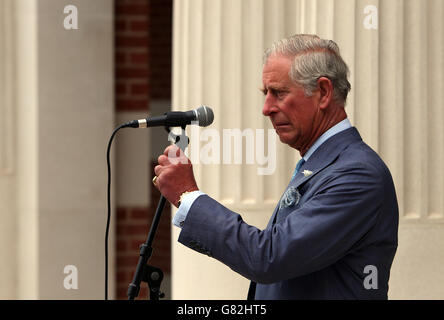 Il Principe del Galles parla durante una visita all'Eton College vicino a Windsor, Berkshire, dove ha ufficialmente aperto il nuovo edificio di sviluppo del campo di Bekynton. Foto Stock