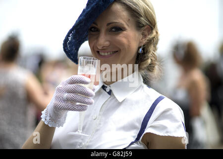 Corse di cavalli - 2015 Investec Derby Festival - Ladies Day - Ippodromo di Epsom. Un pilota tiene un drink in un flauto champagne il giorno delle Signore del Festival del Derby Investec 2015 all'ippodromo di Epsom, Epsom. Foto Stock