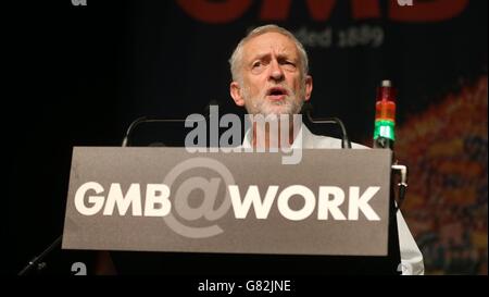 Jeremy Corbyn, contendente dei dirigenti del lavoro, si è rivoltato ai delegati alla conferenza annuale dell'Unione GMB a Dublino. Foto Stock