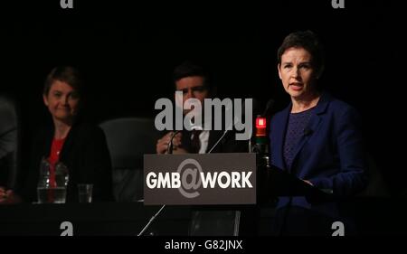 Mary Creagh (destra), contendente dei dirigenti del lavoro, si è rivolta ai delegati della conferenza annuale dell'Unione GMB a Dublino. Foto Stock