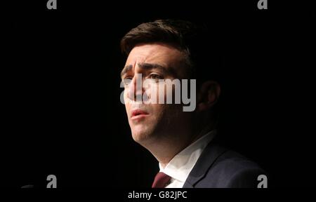 Andy Burnhan, contendente dei dirigenti del lavoro, si è rivoltato ai delegati alla conferenza annuale dell'Unione GMB a Dublino. Foto Stock