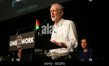 Jeremy Corbyn, contendente dei dirigenti del lavoro, si è rivoltato ai delegati alla conferenza annuale dell'Unione GMB a Dublino. Foto Stock