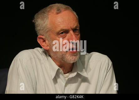 Jeremy Corbyn, contendente dei dirigenti del lavoro, si è rivoltato ai delegati alla conferenza annuale dell'Unione GMB a Dublino. Foto Stock