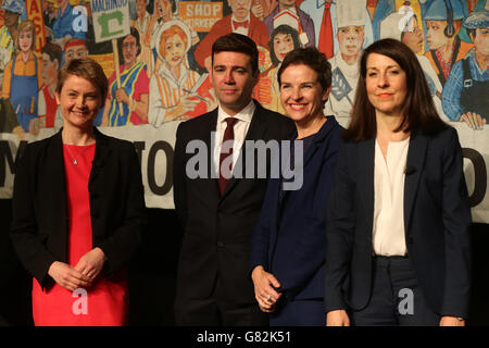 Leader del lavoro contendenti (da sinistra a destra) Yvette Cooper, Andy Burnham, Mary Creagh e Liz Kendall, alla conferenza annuale dell'Unione GMB a Dublino. Foto Stock