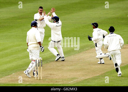 Ashley Giles di Warwickshire (in alto a sinistra) celebra il suo quinto picket con il compagno di squadra Michael Powell dopo aver fatto catturare Alex Wharf di Glamorgan da Dougie Brown per 1 corsa. Foto Stock