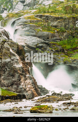 Bella cascata nella Valle delle Cascate in Norvegia. Cascate Husedalen erano una serie di quattro cascate giganti nel modo Foto Stock