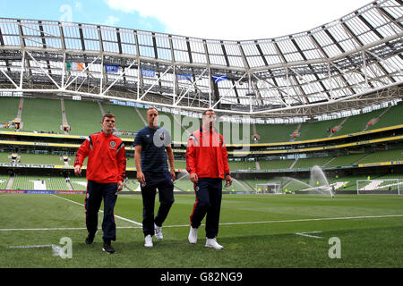 Andrew Robertson della Scozia (a sinistra), David Meyler (al centro) e Charlie Adam prima del calcio d'inizio durante la partita di qualificazione del Campionato europeo UEFA allo stadio Aviva di Dublino. Foto Stock