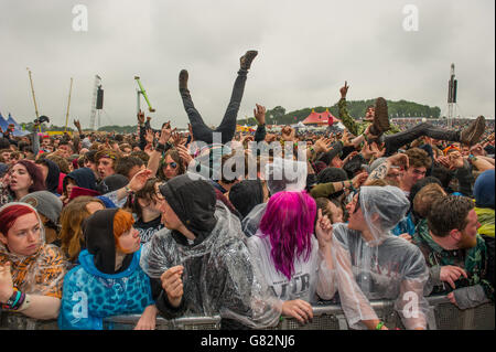 Scarica Festival 2015 - giorno due - Donington Park. I surfisti della folla il giorno 2 del festival di Download il 13 giugno 2015 a Donington Park, Regno Unito Foto Stock