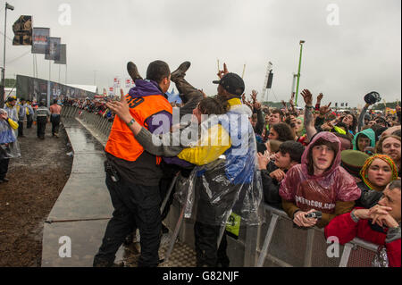 Scarica Festival 2015 - giorno due - Donington Park. I surfisti della folla il giorno 2 del festival di Download il 13 giugno 2015 a Donington Park, Regno Unito Foto Stock