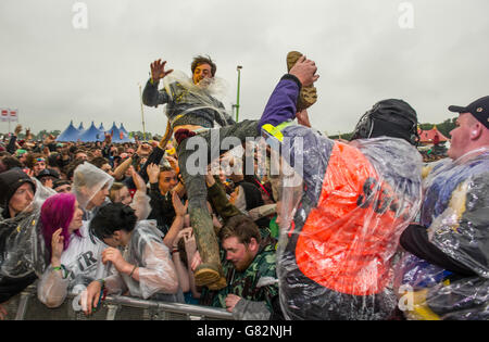 Scarica Festival 2015 - giorno due - Donington Park. I surfisti della folla il giorno 2 del festival di Download il 13 giugno 2015 a Donington Park, Regno Unito Foto Stock