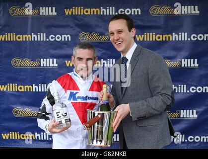 Fergal Lynch riceve il suo trofeo dopo aver vinto il William Hill-Exclusive Mobile Offers handicap Stakes durante il Castello di Stobo Ladies Day con la Sprint Cup scozzese all'ippodromo di Musselburgh. Foto Stock