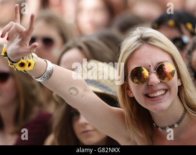 La folla che guarda James Bay che si esibisce sul palco principale all'Isle of Wight Festival, a Seaclose Park, Newport, Isle of Wight. Foto Stock