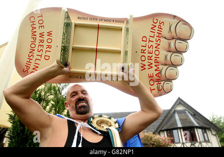 Sport - World Toe Wrestling Championship 2015 - Bentley Brook Inn. Il campione del mondo Alan 'Nasty' Nash si pone per una foto dopo aver portato a termine il suo Campionato del mondo Foto Stock