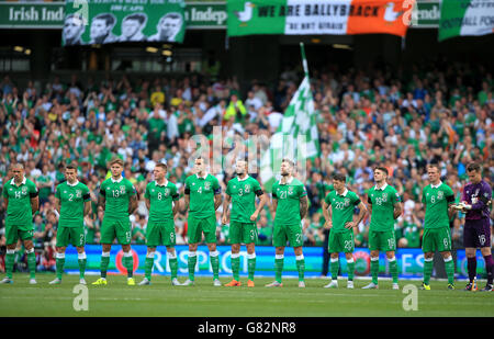 Calcio - Campionato europeo UEFA Qualifiche - Gruppo D - Repubblica d'Irlanda / Scozia - Aviva Stadium. I giocatori della Repubblica d'Irlanda si allineano prima del calcio d'inizio durante la partita di qualificazione del Campionato europeo UEFA all'Aviva Stadium di Dublino. Foto Stock