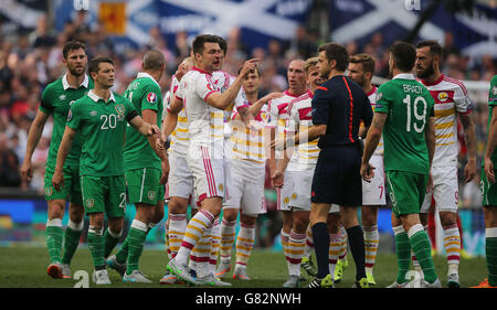 Il scozzese Russell Martin (al centro) punti al Robbie Brady irlandese durante la partita di qualificazione del Campionato europeo UEFA allo stadio Aviva di Dublino. Foto Stock