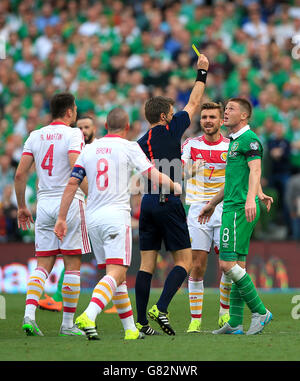 James McCarthy, della Repubblica d'Irlanda, viene mostrato un cartellino giallo per una sfida a Russell Martin in Scozia durante la partita di qualificazione del Campionato europeo UEFA allo stadio Aviva di Dublino. Foto Stock