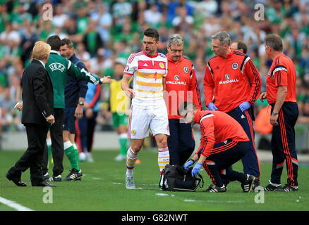 Russell Martin scozzese con un naso sanguinoso dopo una sfida di James McCarthy della Repubblica d'Irlanda durante la partita di qualificazione del Campionato europeo UEFA allo stadio Aviva di Dublino. Foto Stock